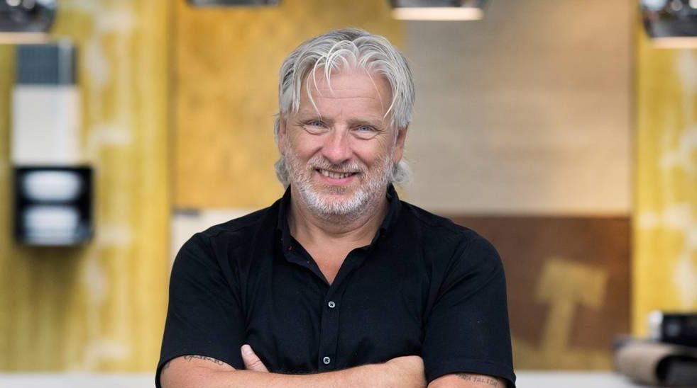 Ambassadeur John met 22Q11 superhelden shirt