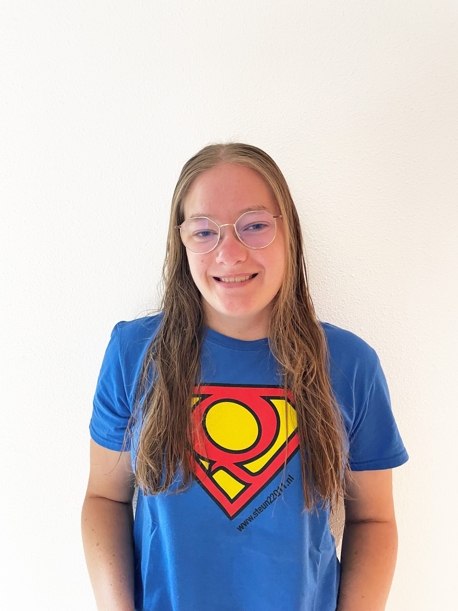 Ambassadeur Amber met 22Q11 superhelden shirt