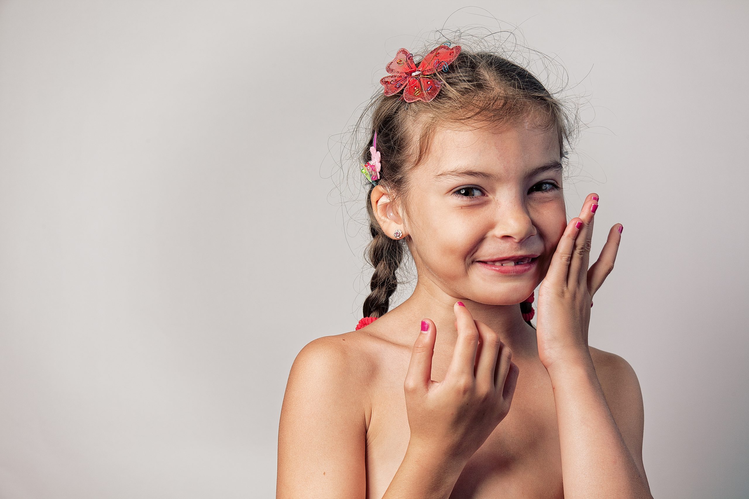 Meisje met 22q11 staat model voor Stichting Steun 22q11, met een vlinder in haar haren