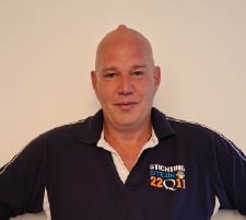 Kernteam vrijwilliger Bouwe met 22Q11 shirt