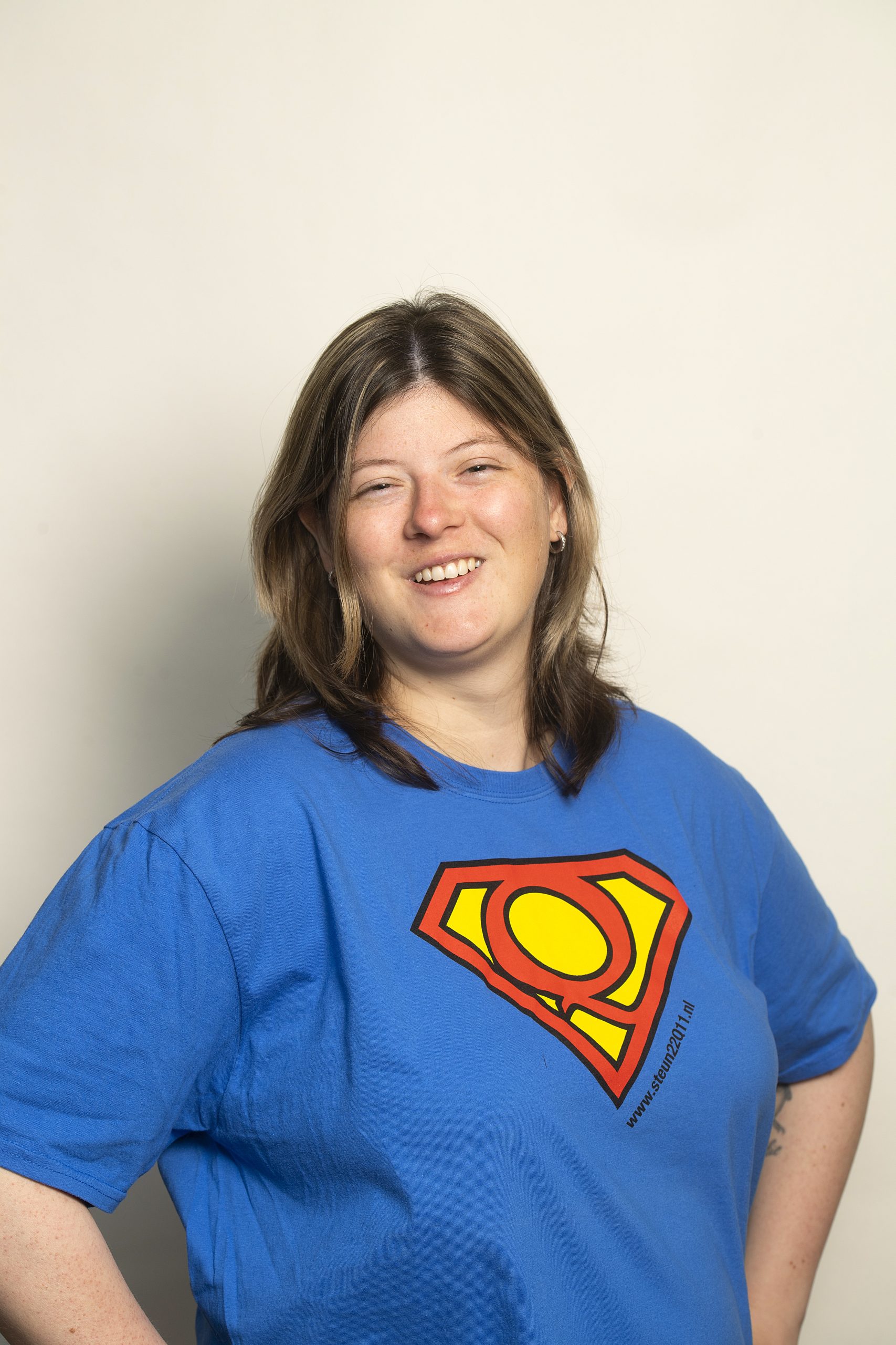 Ambassadeur Demi met 22Q11 superhelden shirt