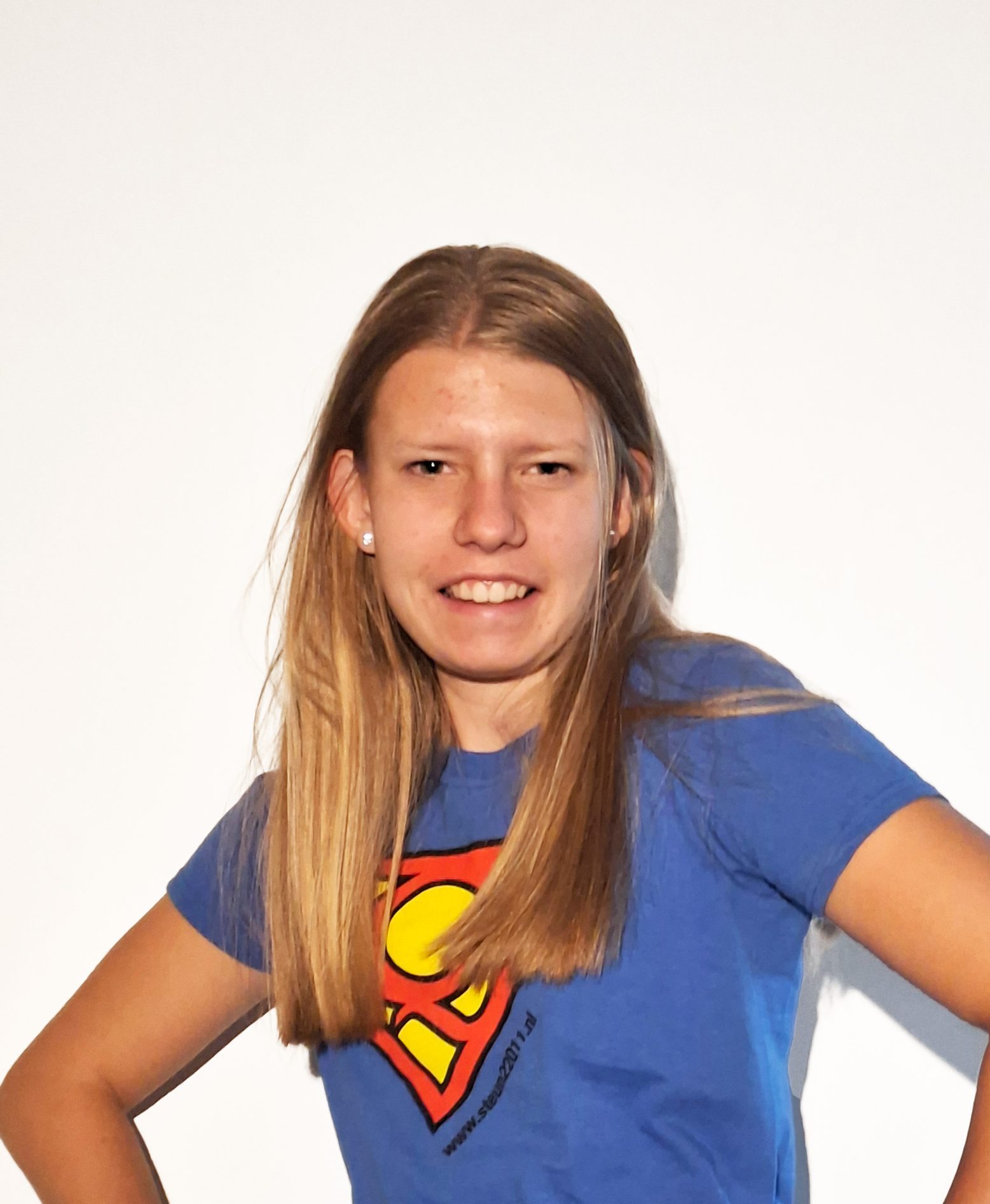 Ambassadeur Amber met 22Q11 superhelden shirt