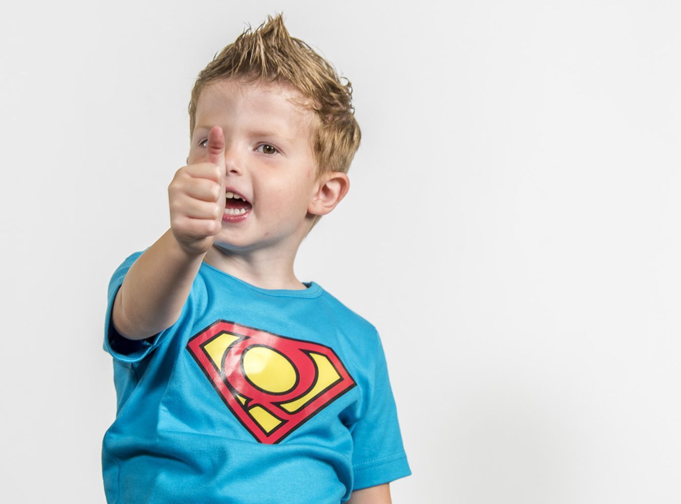 Jongetje met 22q11 syndroom poseert met superheldshirt voor Stichting Steun 22Q11