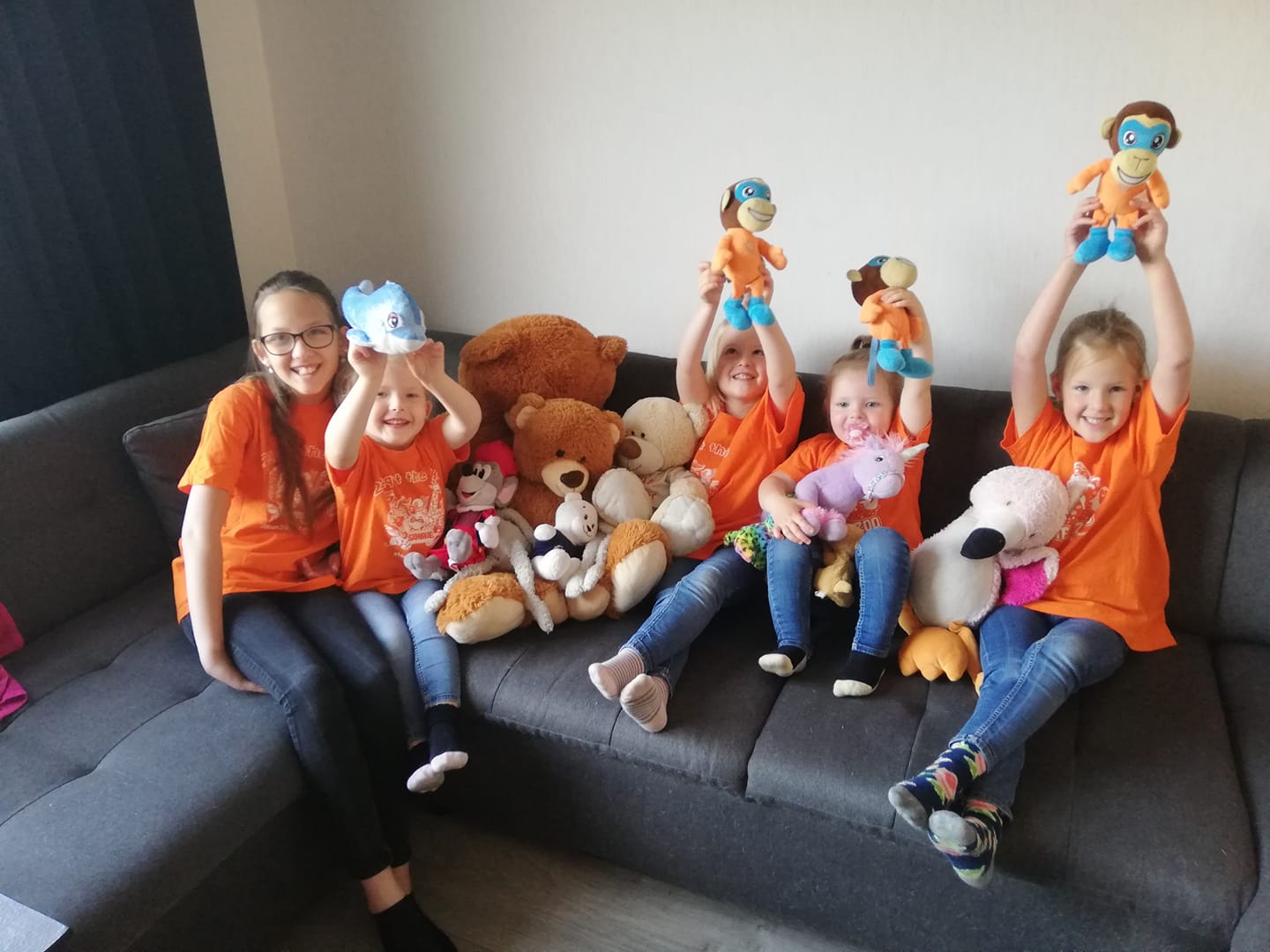 Blije kinderen met 22Q11 merchandise, de knuffelaap Sammie