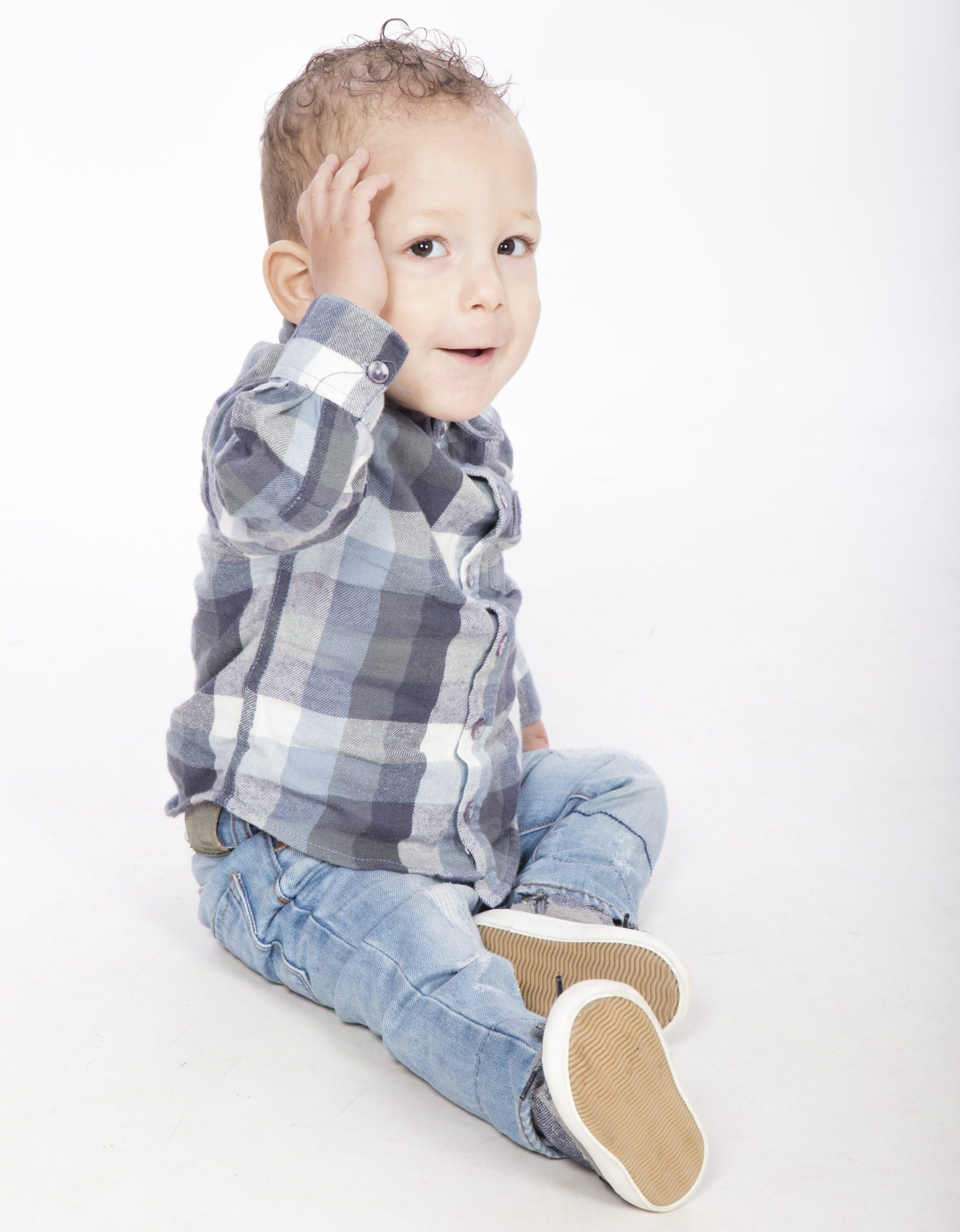 Klein jongetje met 22Q11 poseert voor een foto voor Stichting Steun 22Q11