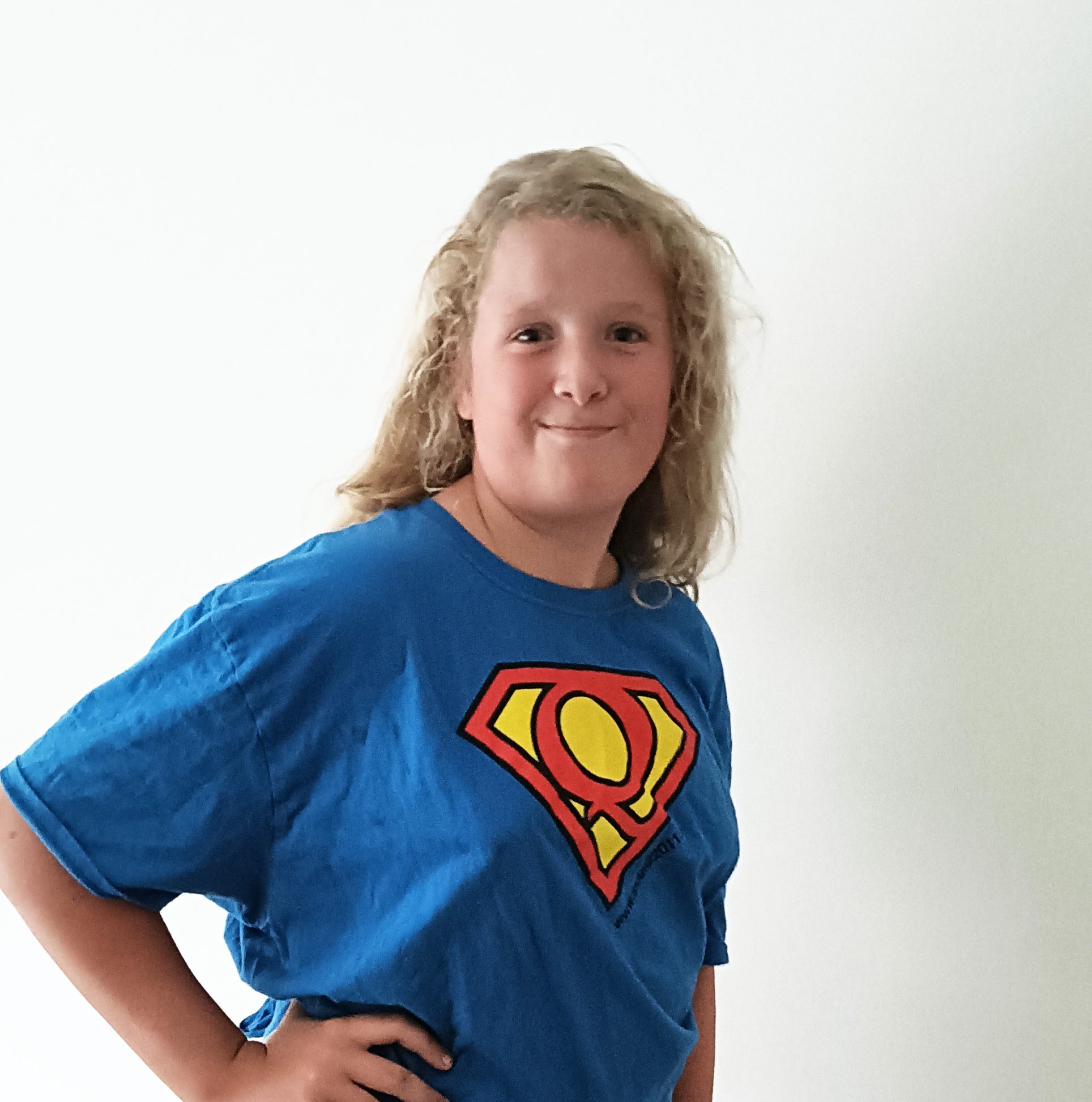 Ambassadeur Shalysha met 22Q11 superhelden shirt