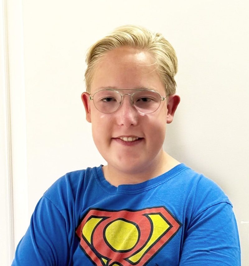 Ambassadeur Wuf met 22Q11 superhelden shirt